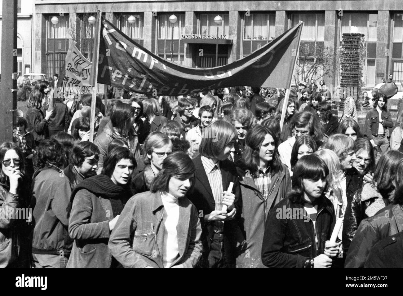 Guidati dagli studenti e accompagnati e osservati dalla polizia, le azioni del Red Dot a Bochum il 31 marzo 1973 sono state una lotta contro l'aumento delle tariffe Foto Stock