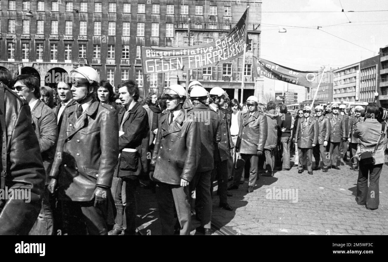 Guidati dagli studenti e accompagnati e osservati dalla polizia, le azioni del Red Dot a Bochum il 31 marzo 1973 sono state una lotta contro l'aumento delle tariffe Foto Stock