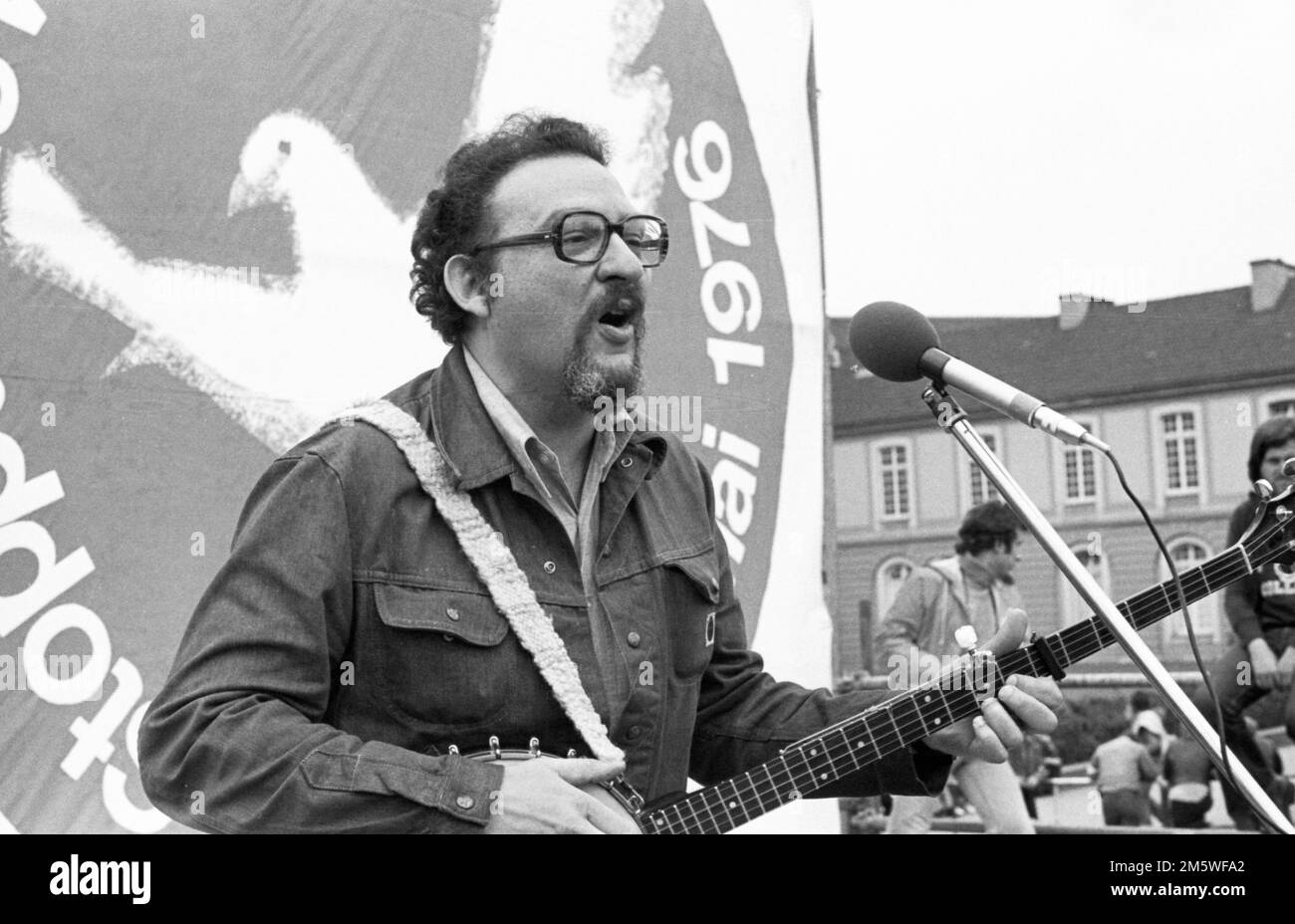 Più di 40, 000 sostenitori del movimento di pace si sono riuniti a Bonn il 22 maggio 1976 per una manifestazione a favore del disarmo. Perry Friedmann Foto Stock