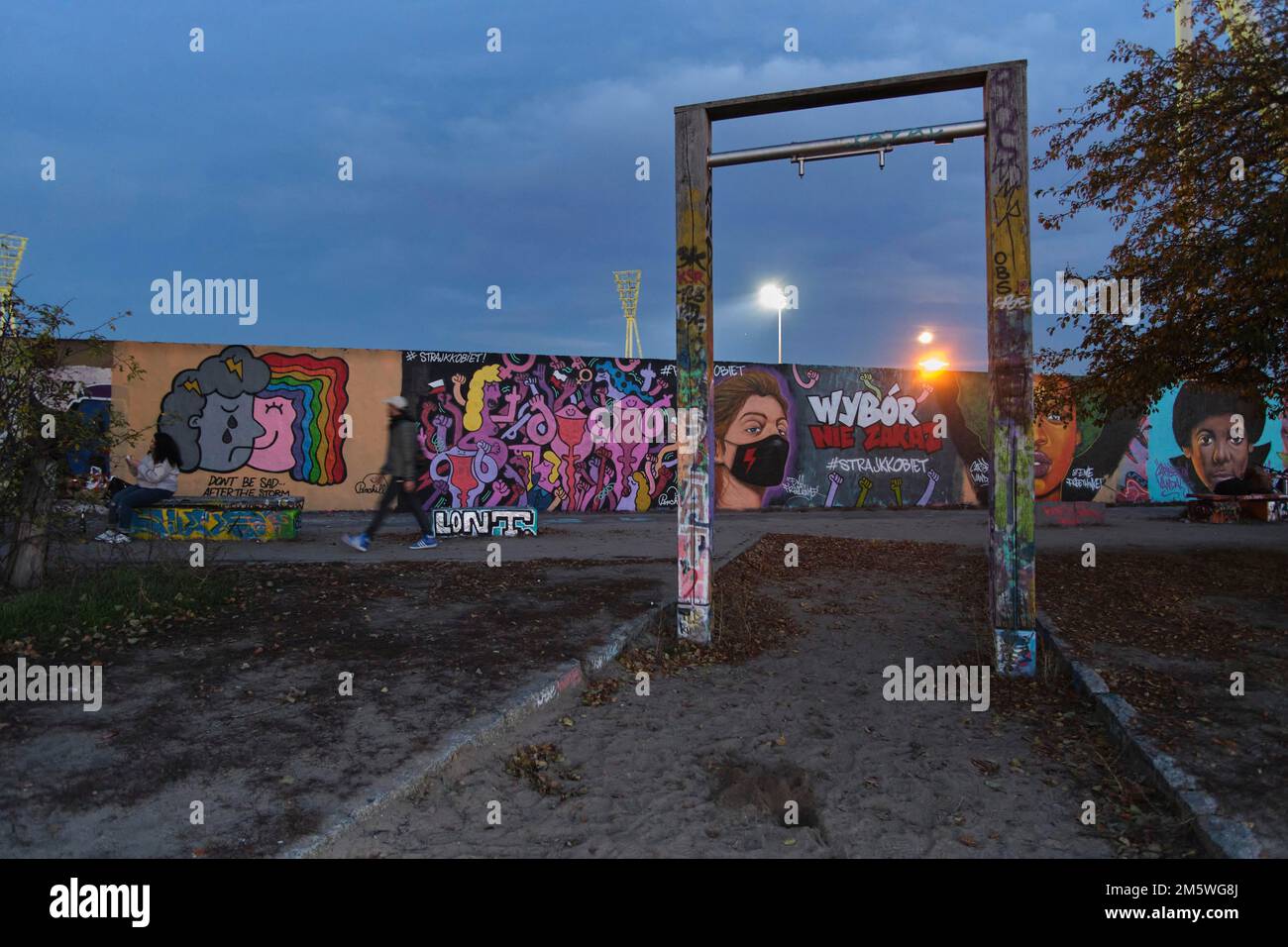 Caraibi Vandali, Germania, Berlino, 28. 10. 2020, Mauerpark, Graffiti Wall, impalcatura Swing, artista Graffiti EME Freethinker, Legge sull'aborto per la Polonia Foto Stock