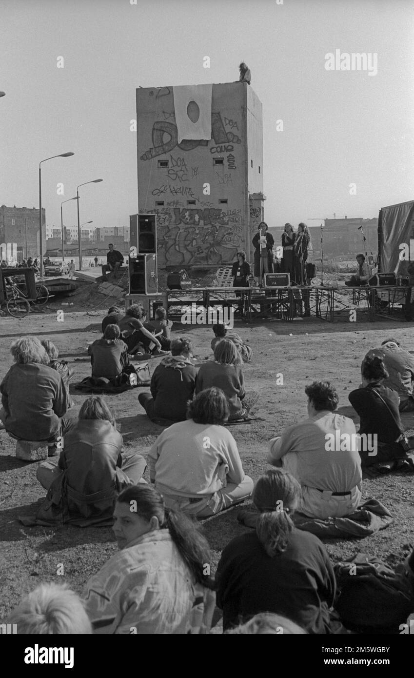 GDR, Berlino, 03. 10. 1990, Fondazione della Repubblica Autonoma di Utopia presso la torre di guardia dello Spreebogen Foto Stock