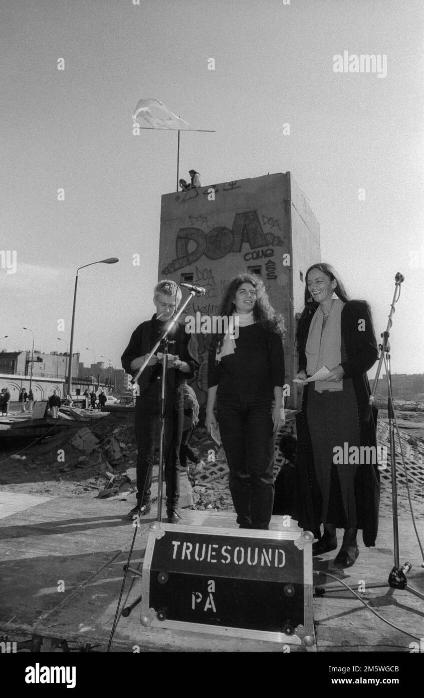 GDR, Berlino, 03. 10. 1990, fondazione della Repubblica Autonoma di Utopia presso la torre di guardia dello Spreebogen: Centro: Julia Dimitroff, destra Jutta Foto Stock