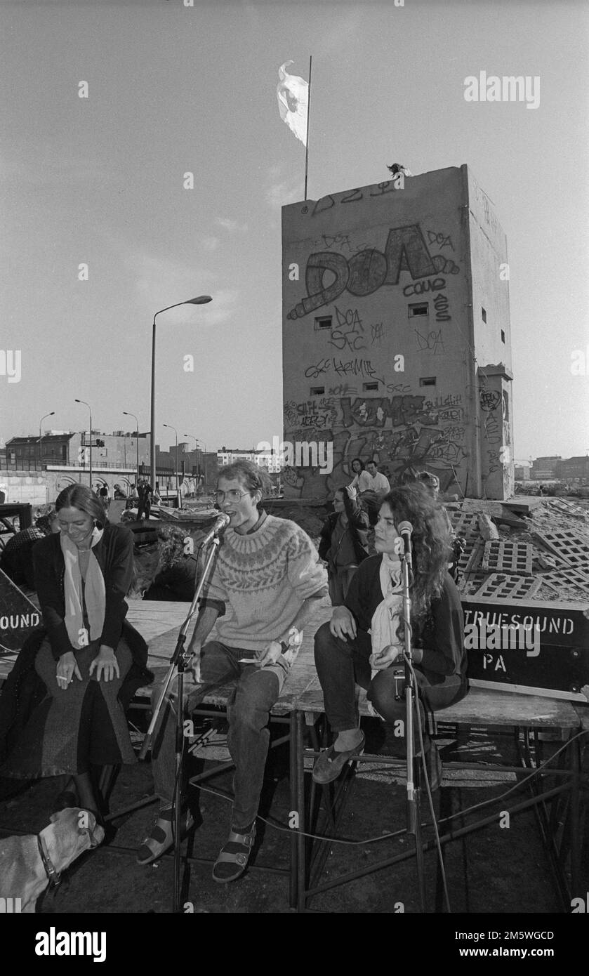 GDR, Berlino, 03. 10. 1990, fondazione della Repubblica Autonoma di Utopia alla torre di guardia sullo Spreebogen: Destra: Julia Dimitroff, sinistra: Jutta Foto Stock