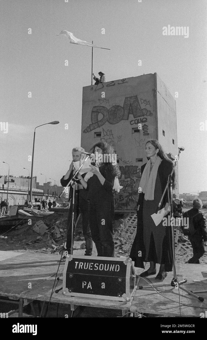 GDR, Berlino, 03. 10. 1990, fondazione della Repubblica Autonoma di Utopia presso la torre di guardia dello Spreebogen: Centro: Julia Dimitroff, destra Jutta Foto Stock