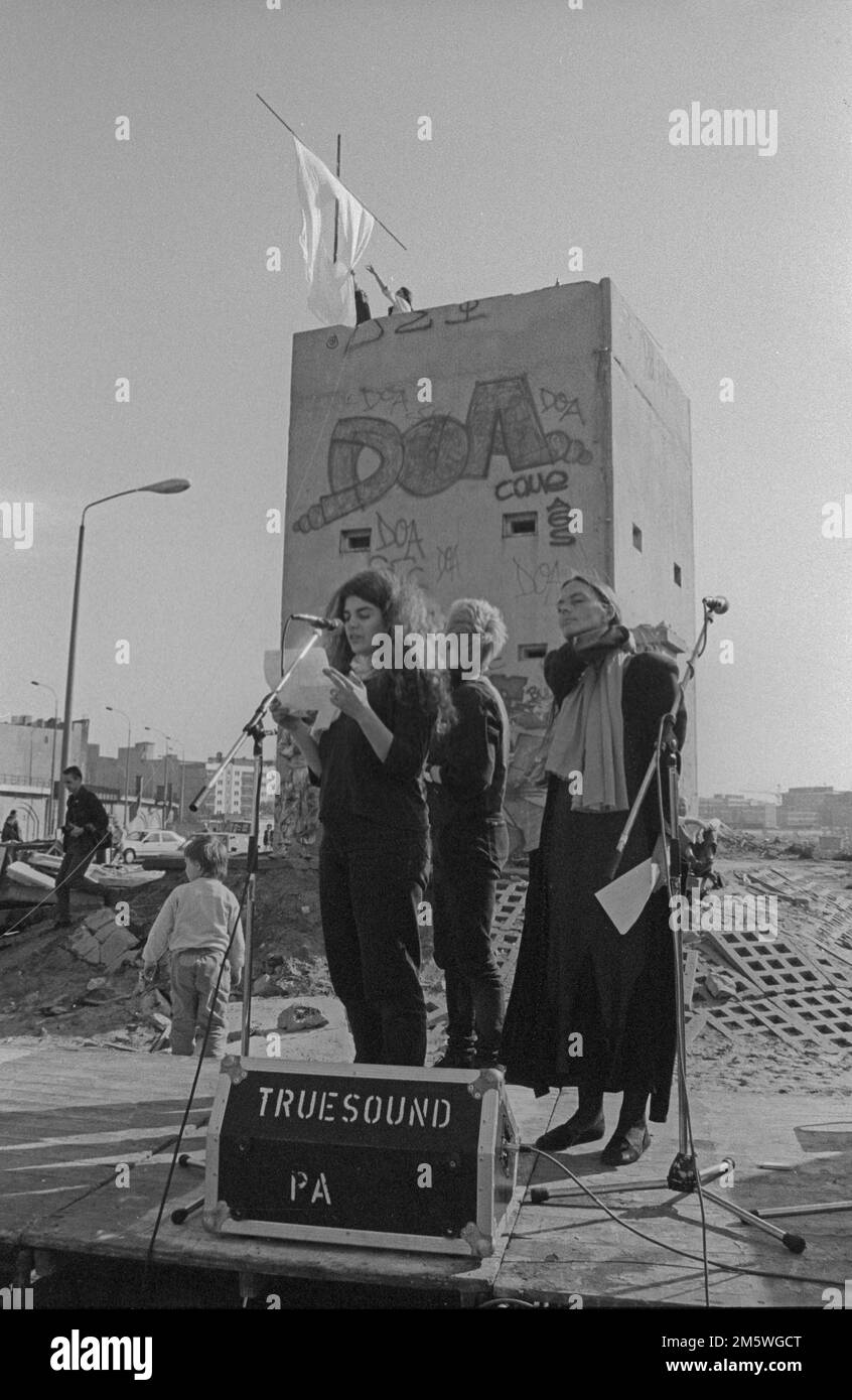 GDR, Berlino, 03. 10. 1990, fondazione della Repubblica Autonoma di Utopia alla torre di guardia sullo Spreebogen: Sinistra: Julia Dimitroff, destra Jutta Foto Stock