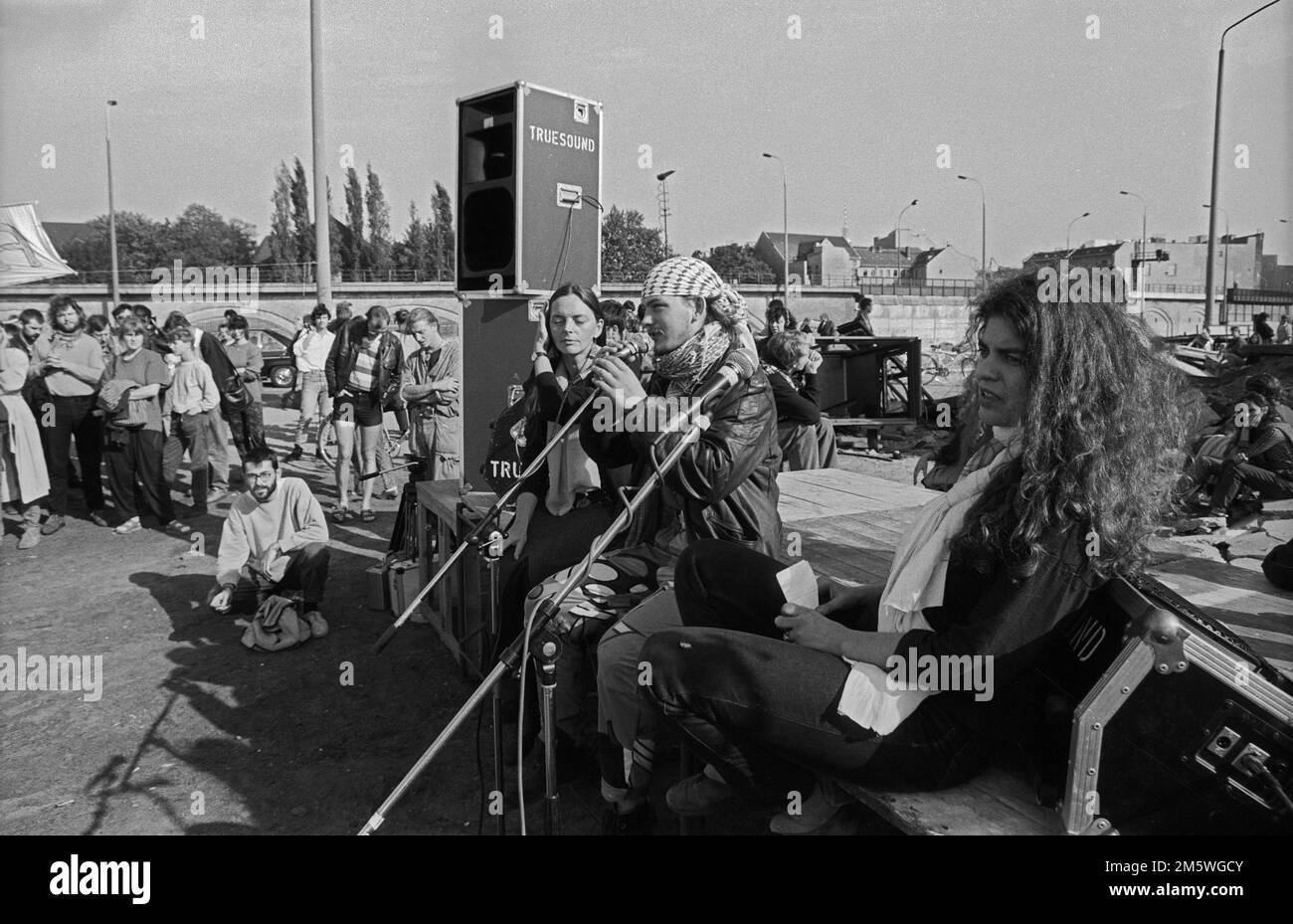 GDR, Berlino, 03. 10. 1990, fondazione della Repubblica Autonoma di Utopia presso la torre di guardia dello Spreebogen, destra: Julia Dimitroff, sinistra: Jutta Foto Stock