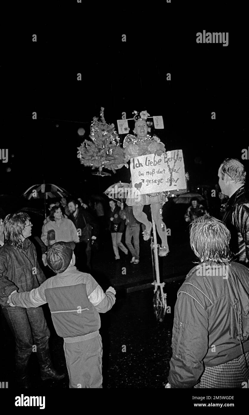 GDR, Berlino, 22. 12. 1989, apertura della porta di Brandeburgo (alla porta di Brandeburgo si apre il muro), travestito, monociclo Foto Stock
