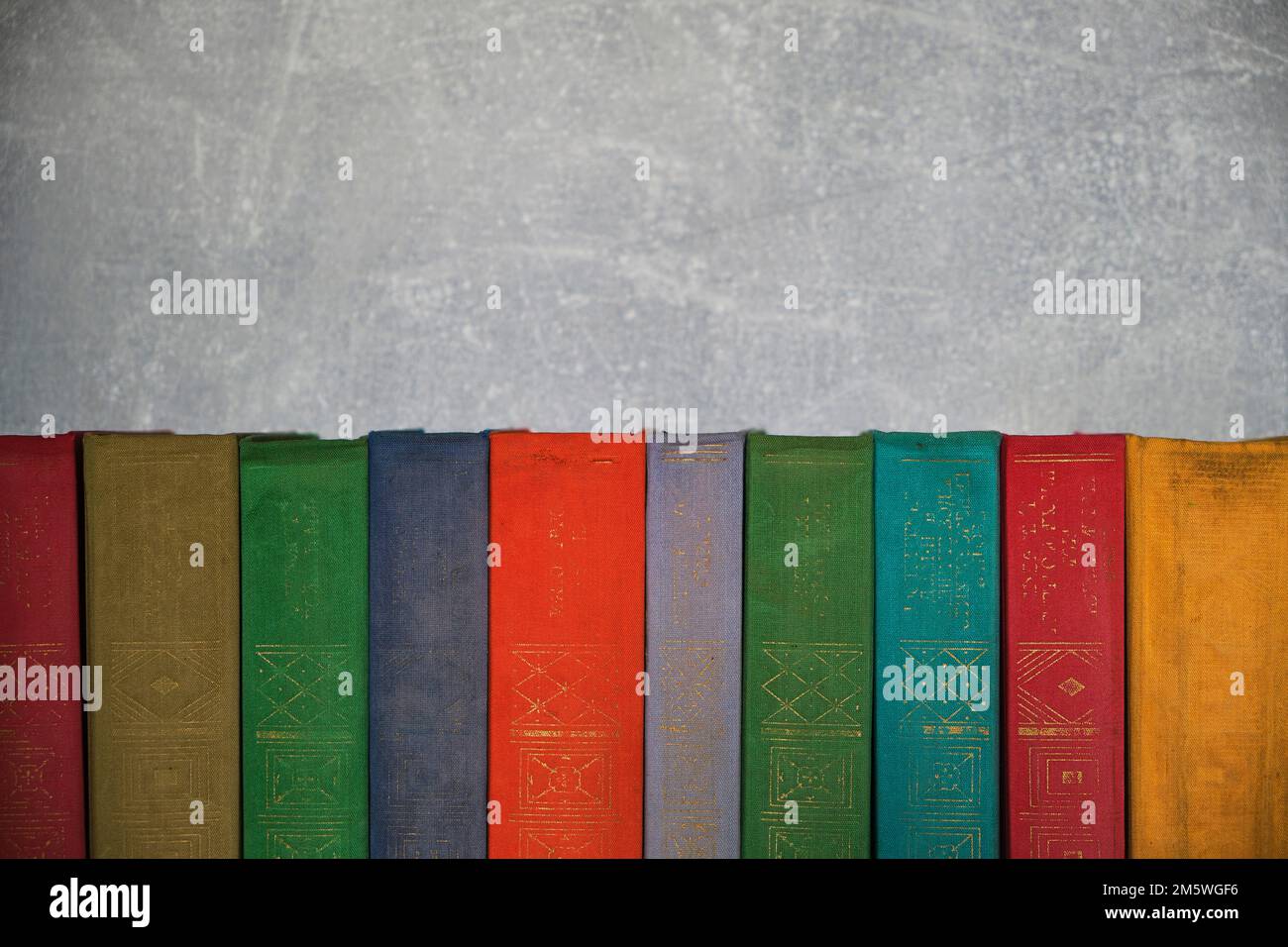Home biblioteca di vecchi libri retrò in batteria con spine colorate Foto Stock