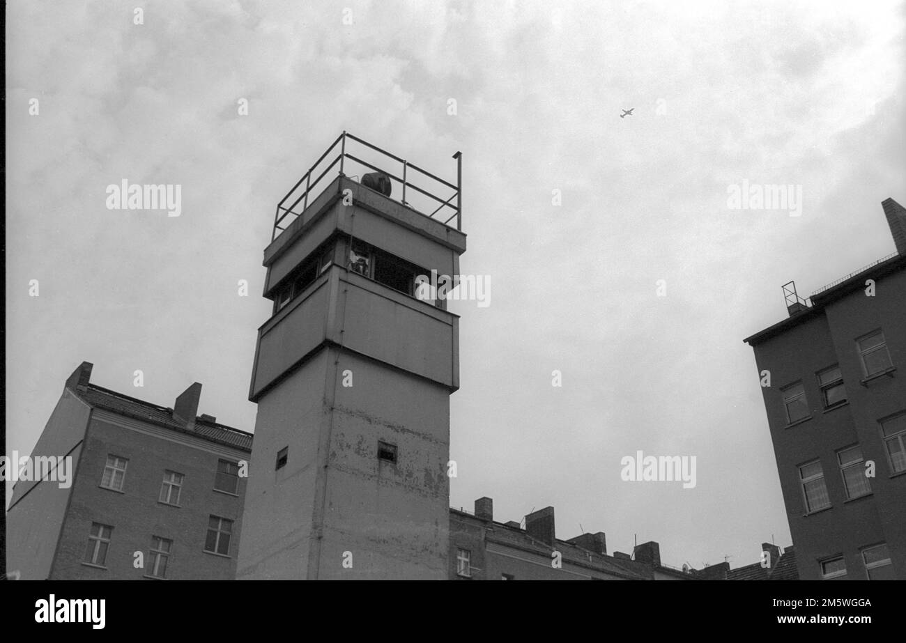 GDR, Berlino, 28. 04. 1990, torre di guardia tra le mura di Bernauer Strasse, aereo, C Rolf Zoellner Foto Stock