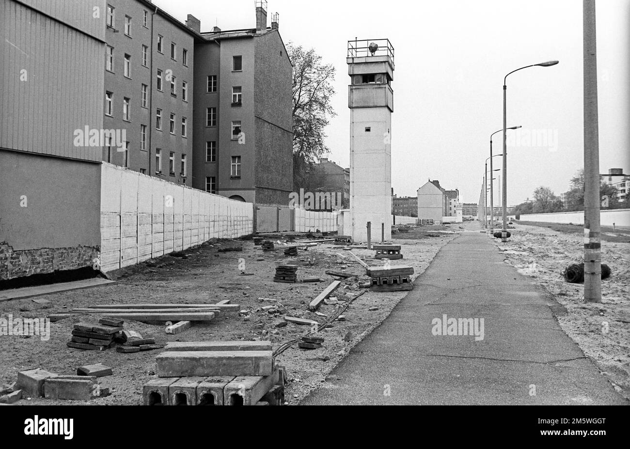 GDR, Berlino, 28. 04. 1990, striscia di muro e torre di guardia tra le mura di Bernauer Strasse, C Rolf Zoellner Foto Stock