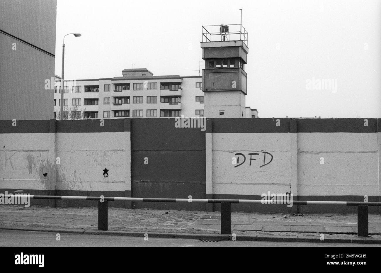 GDR, Berlino, 15. 03. 1990, torre di guardia e parete interna su Schoenholzer Strasse, C Rolf Zoellner Foto Stock