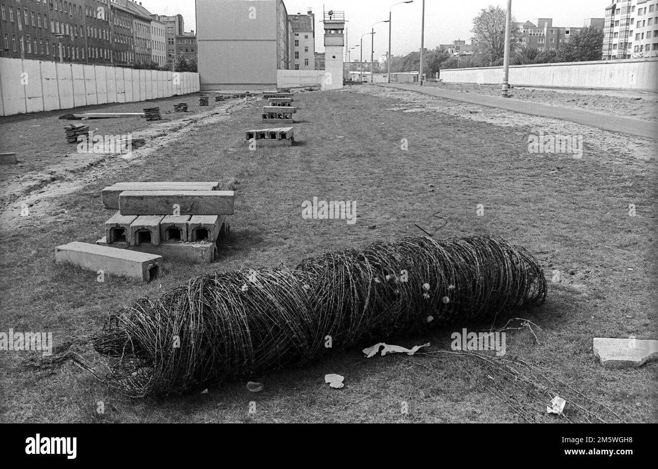 GDR, Berlino, 28. 04. 1990, striscia di muro e torre di guardia tra le mura di Bernauer Strasse, filo spinato a spirale, C Rolf Zoellner Foto Stock
