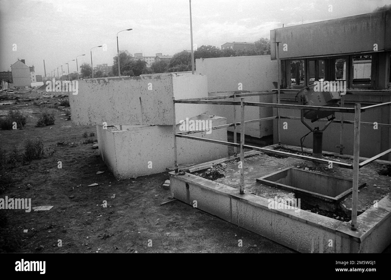 GDR, Berlino, 12. 06. 1990, resti del muro, torre di guardia (smantellata) su Bernauer Strasse, Wolliner Strasse, C Rolf Zoellner Foto Stock