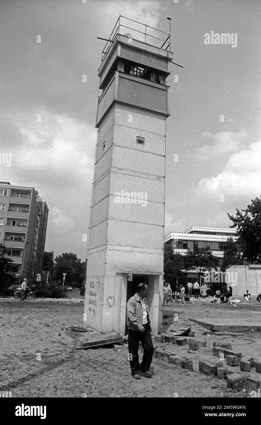 GDR, Berlino, 13 giugno 1990, demolizione del Muro sulla storica Bernauer Strasse, demolizione di unità NVA, torre di guardia, Strelitzer Strasse, C Rolf Foto Stock