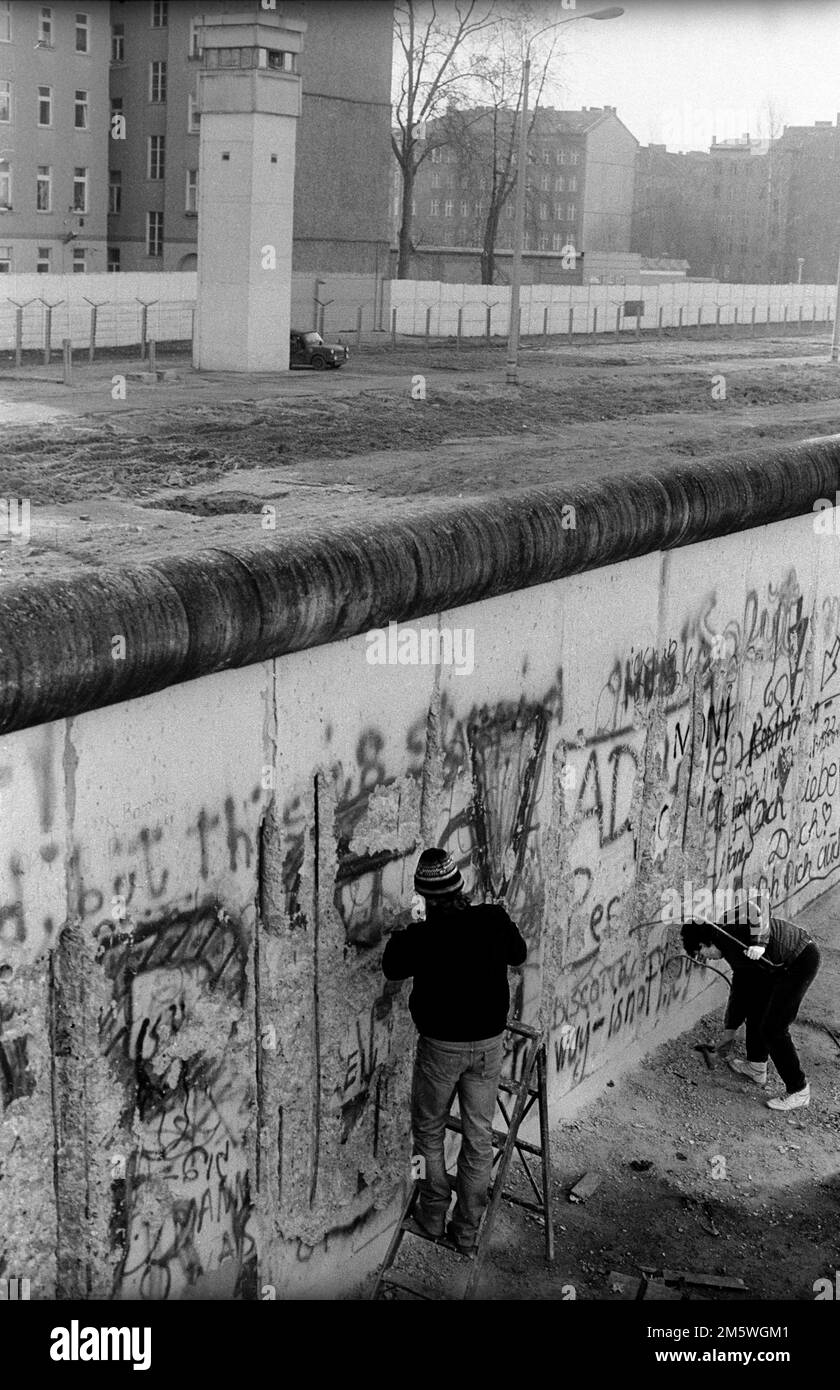 GDR, Berlino, 04. 02. 1990, Picchio murario su Bernauer Strasse, torre di guardia, satellite di confine, C Rolf Zoellner Foto Stock