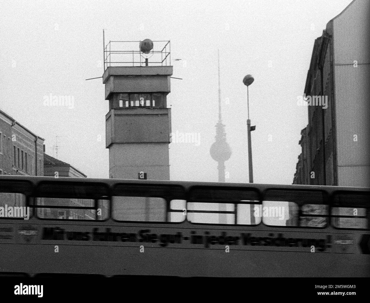 GDR, Berlino, 04. 02. 1990, Muro su Bernauer Strasse, torre di guardia e autobus, torre della televisione, Strelitzer Strasse, C Rolf Zoellner Foto Stock
