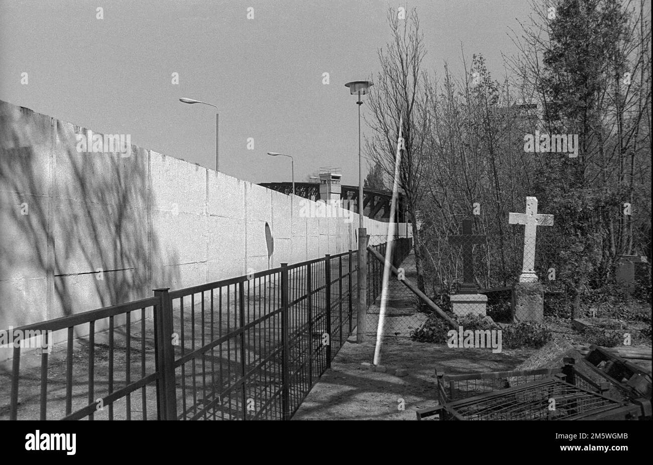 GDR, Berlino, 05. 04. 1990, muro e torre di guardia al cimitero di Berlino (Dorotheenstadt cimitero II), croce, C Rolf Zoellner Foto Stock