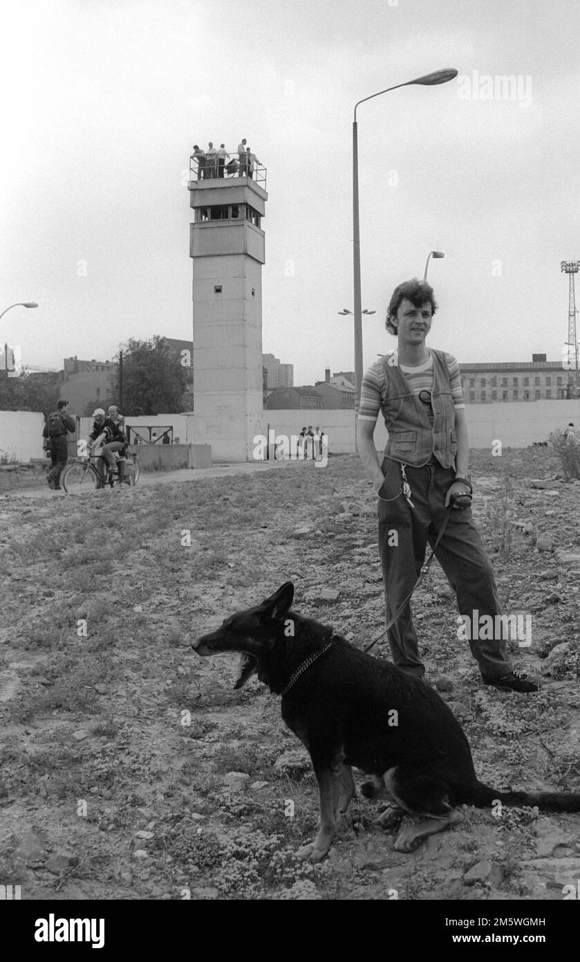 GDR, Berlino, 13 giugno 1990, Muro nella storica Bernauer Strasse (Stazione Nord), gioventù con cane, torre di guardia, C Rolf Zoellner Foto Stock