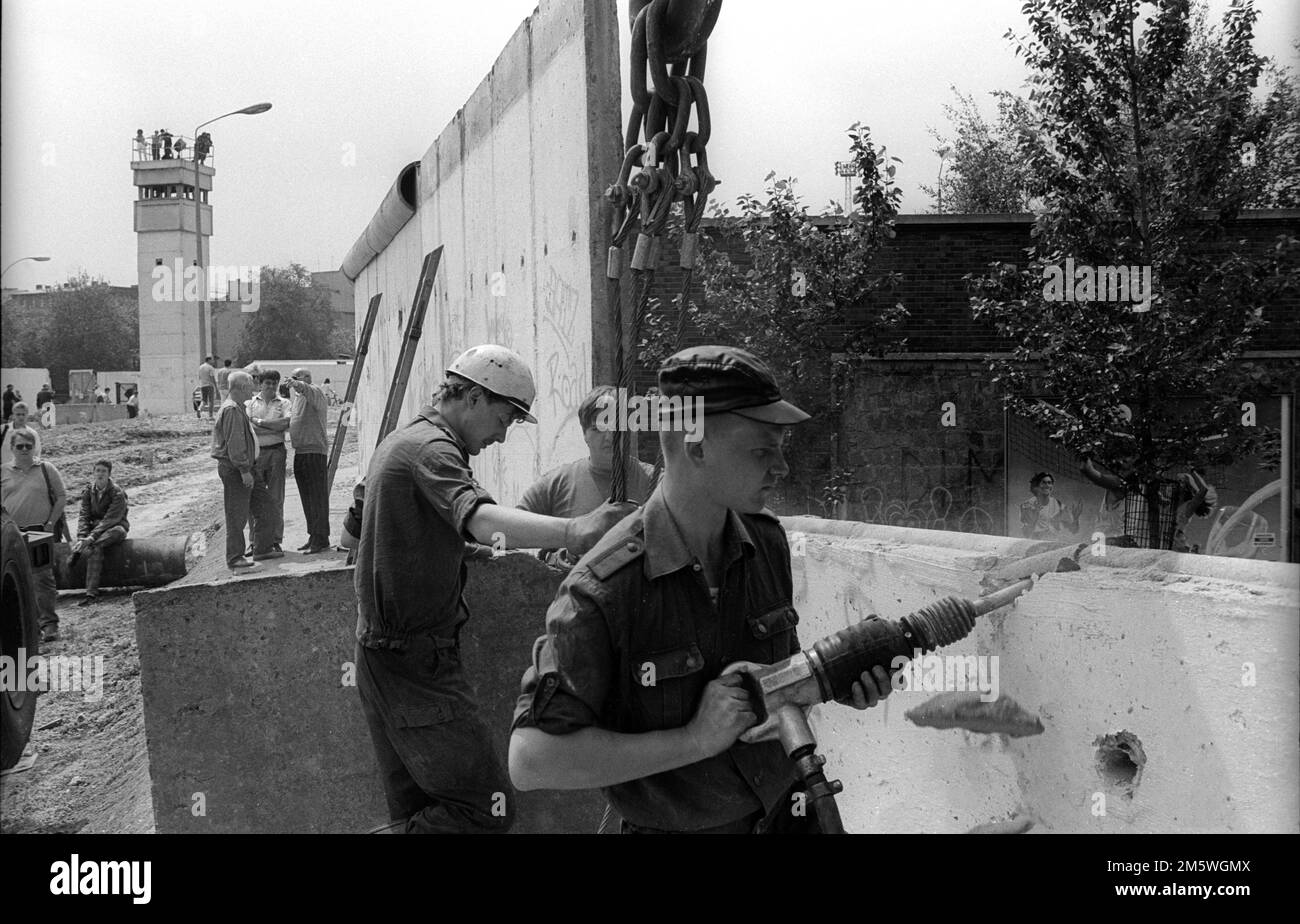 GDR, Berlino, 13 giugno 1990, demolizione del Muro sulla storica Bernauer Strasse, trapano pneumatico, torre di guardia, C Rolf Zoellner Foto Stock