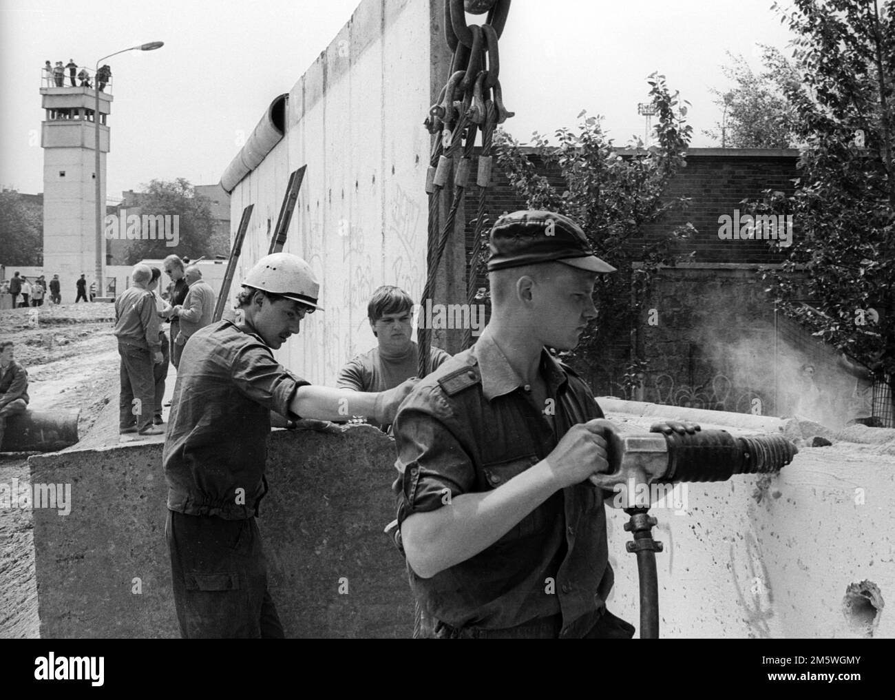 GDR, Berlino, 13 giugno 1990, demolizione del Muro sulla storica Bernauer Strasse, trapano pneumatico, torre di guardia, C Rolf Zoellner Foto Stock