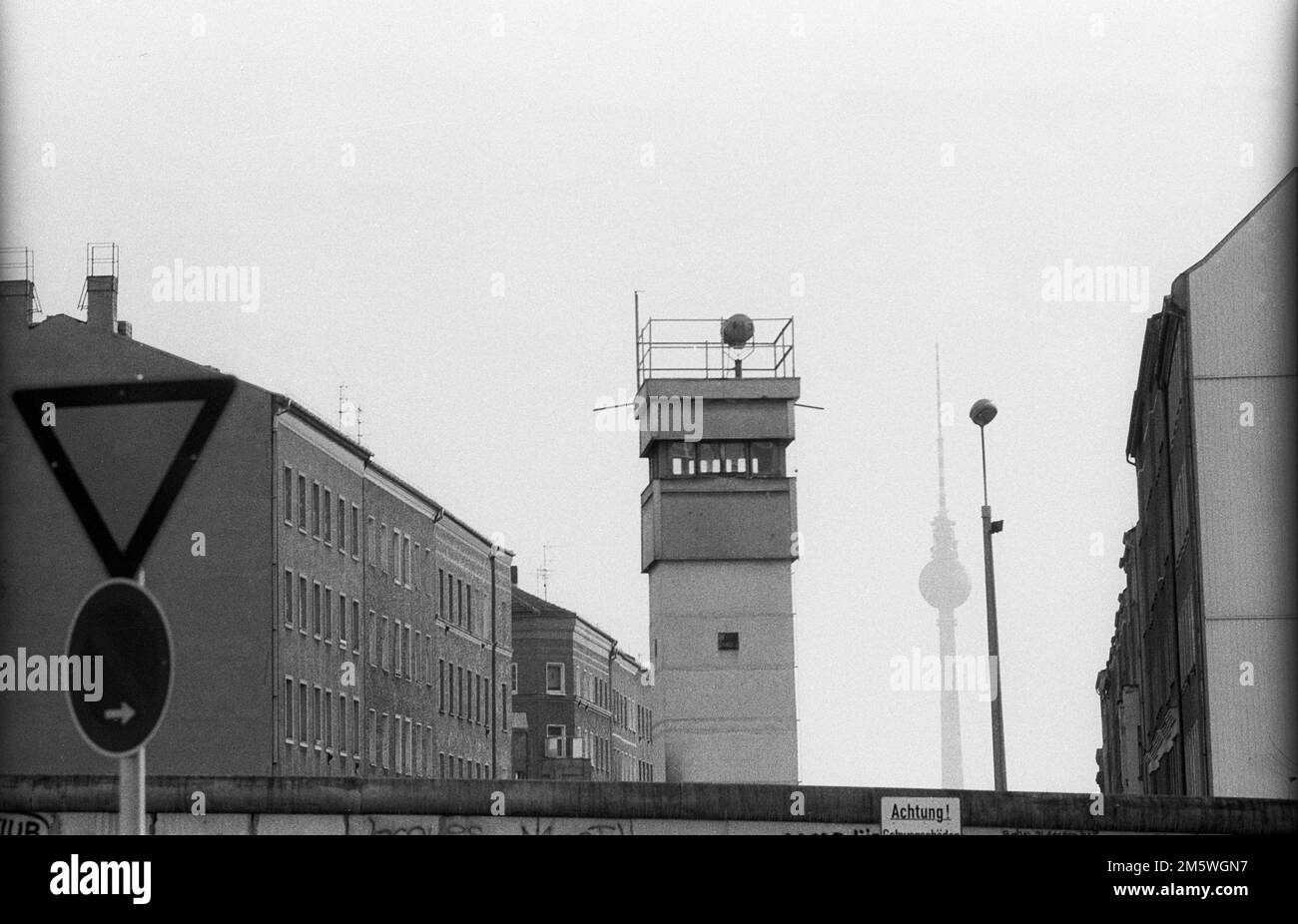 GDR, Berlino, 04. 02. 1990, Muro su Bernauer Strasse, torre di guardia, torre televisiva, Strelitzer Strasse, C Rolf Zoellner Foto Stock