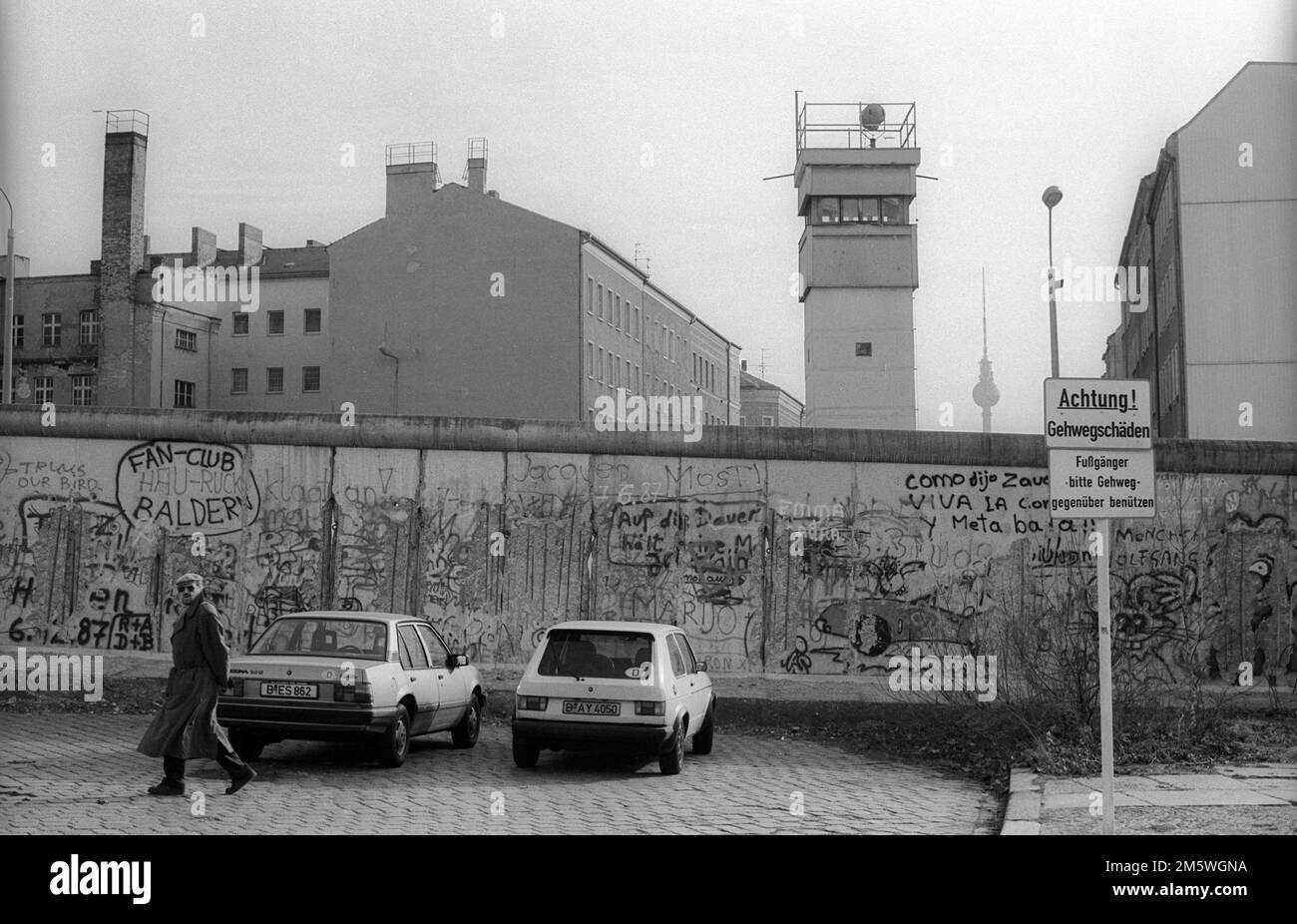 GDR, Berlino, 04. 02. 1990, Muro su Bernauer Strasse, torre di guardia, torre televisiva, Strelitzer Strasse, C Rolf Zoellner Foto Stock