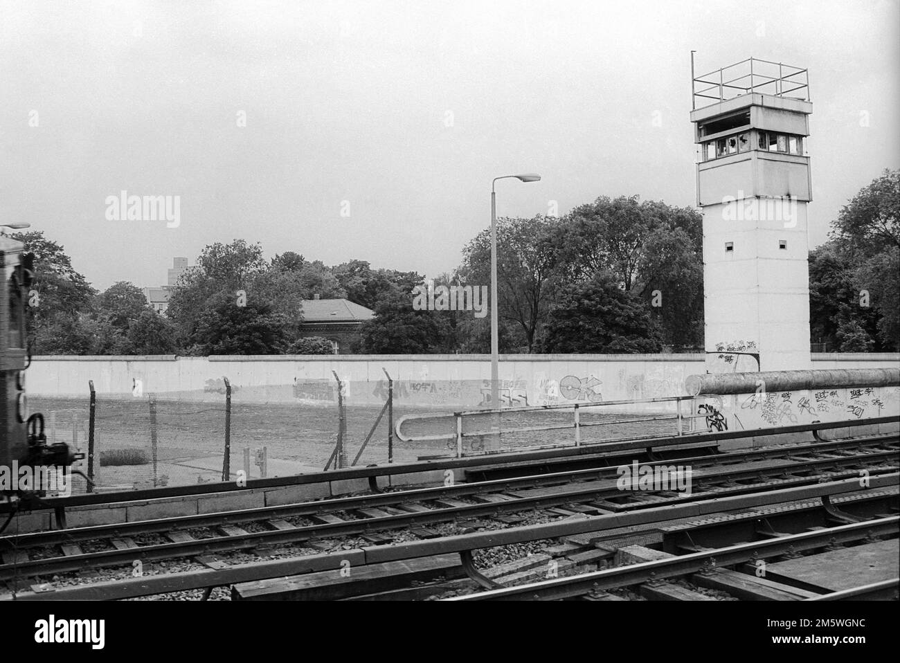GDR, Berlino, 07. 06. 1990, guardie di frontiera al Liesenbruecke, torre di guardia con S-Bahn, proveniente da Wedding, tra le mura, C Rolf Zoellner Foto Stock