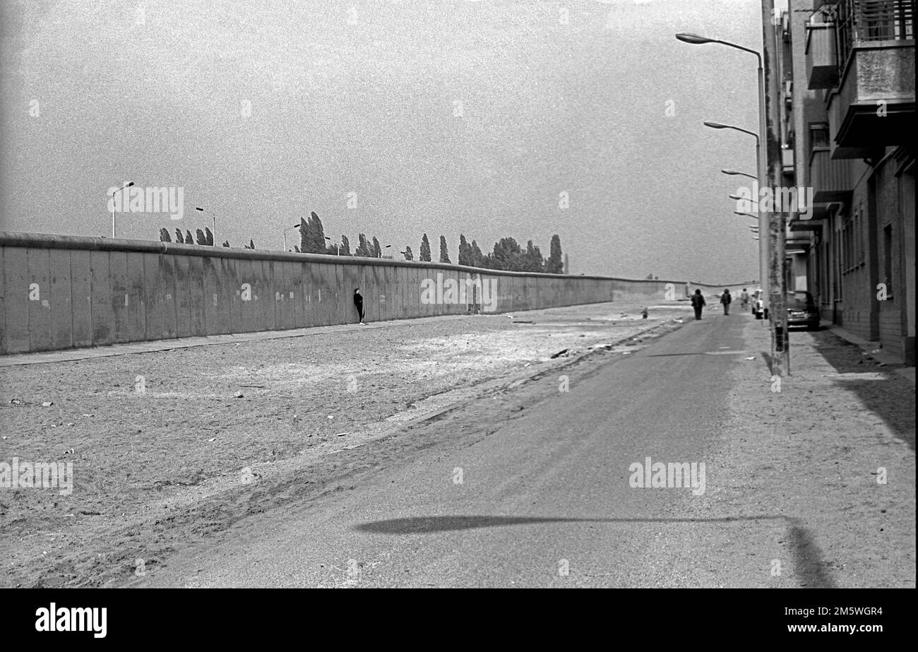 GDR, Berlino, 28. 04. 1990, Muro presso il vecchio sito della stazione di merci (tunnel di Gleim), Schwedter Strasse, C Rolf Zoellner Foto Stock
