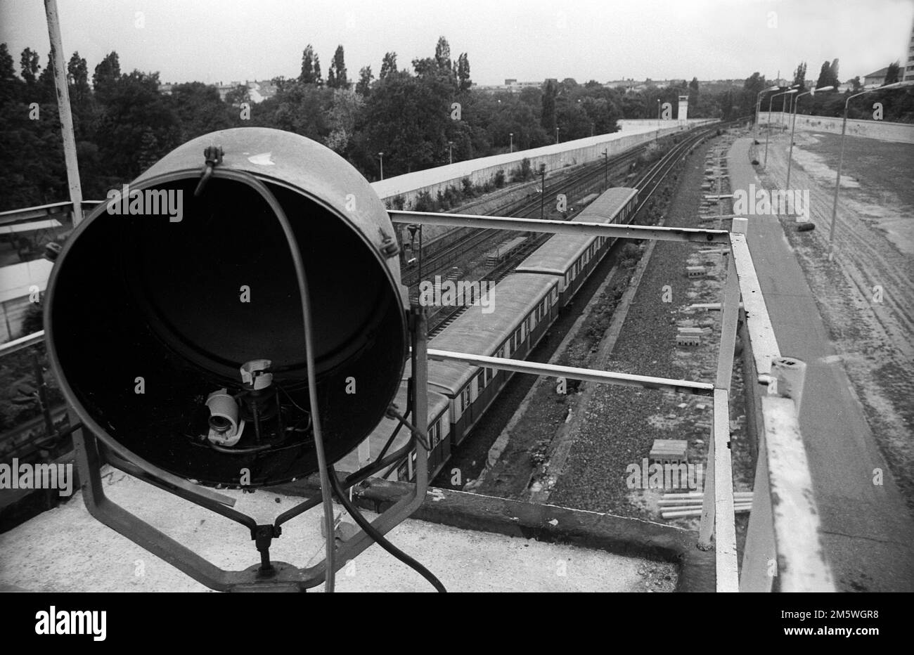 GDR, Berlino, 07. 06. 1990, guardie di frontiera a Nordbahnhof, faretti, vista da una torre di guardia a Liesenbruecke, torre di guardia, S-Bahn, tra le mura Foto Stock
