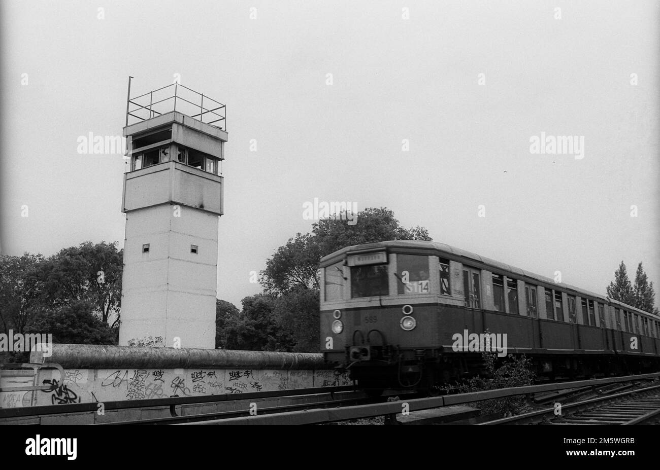 GDR, Berlino, 07. 06. 1990, guardie di frontiera a Liesenbruecke, torre di guardia, S-Bahn, provenienti da Wedding, tra le mura, C Rolf Zoellner Foto Stock