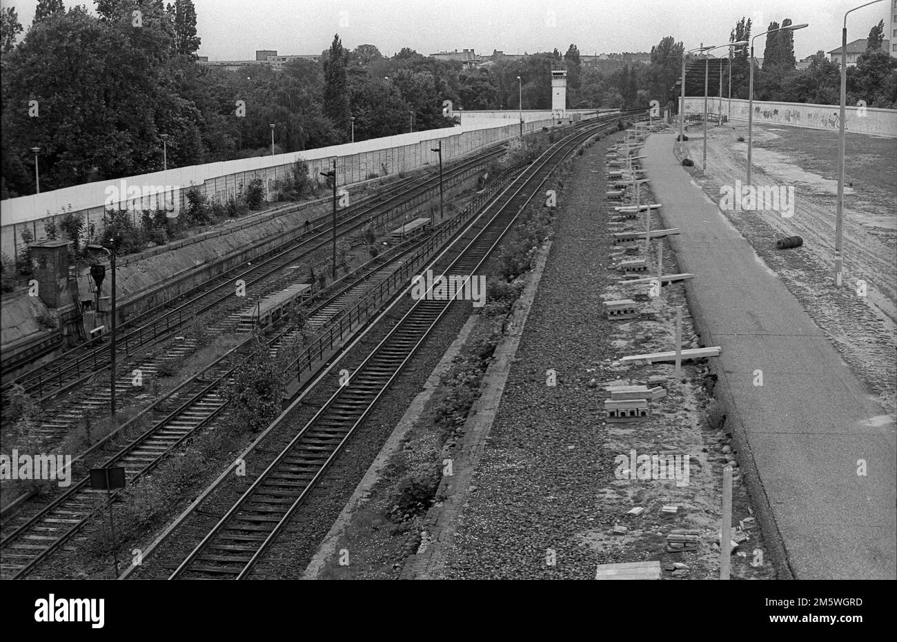 GDR, Berlino, 07. 06. 1990, guardie di frontiera a Nordbahnhof, vista verso Liesenbruecke, torre di guardia, tra le mura, C Rolf Zoellner Foto Stock