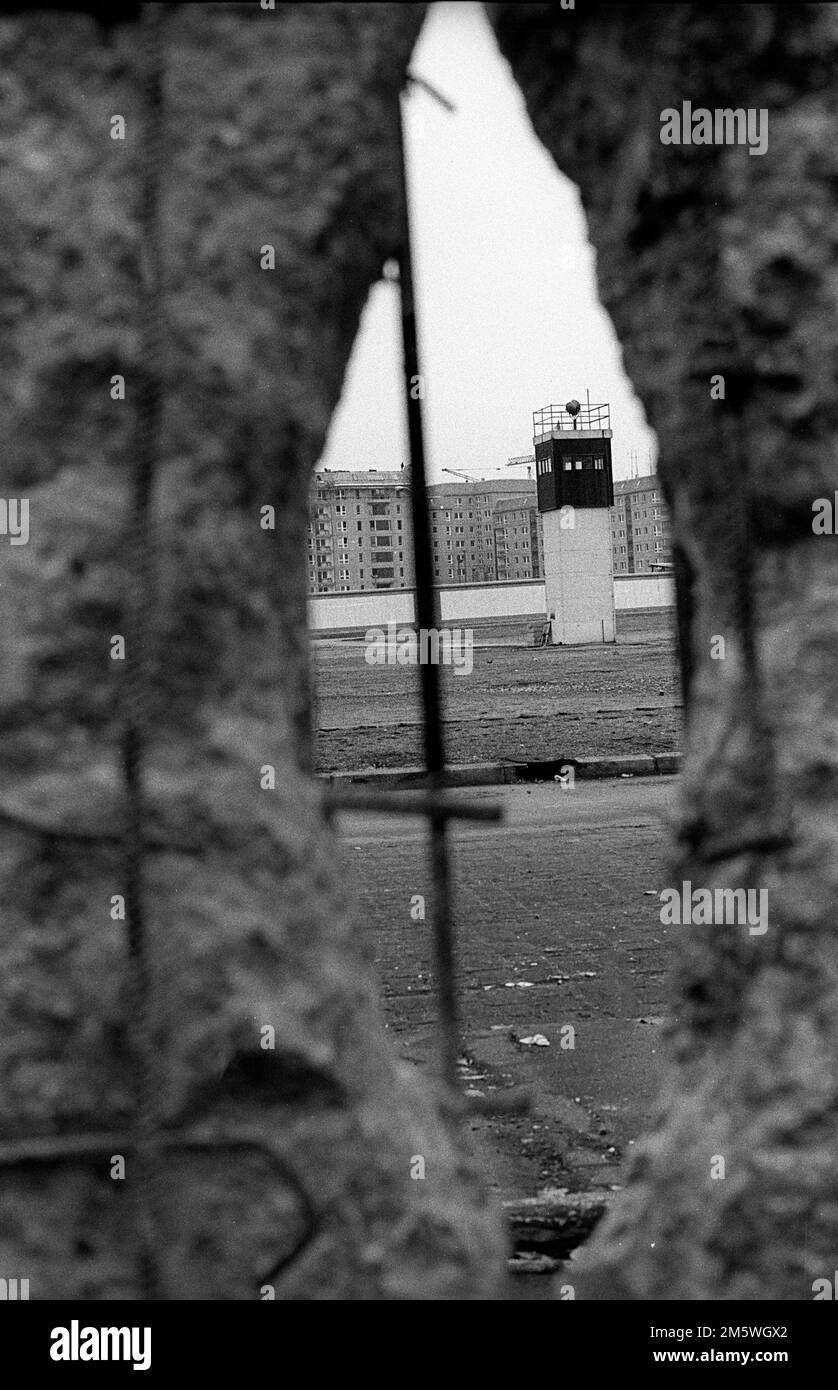 GDR, Berlino, 11. 01. 1990, torre di guardia, vista attraverso il muro fino alle case su Wilhelmstrasse Foto Stock
