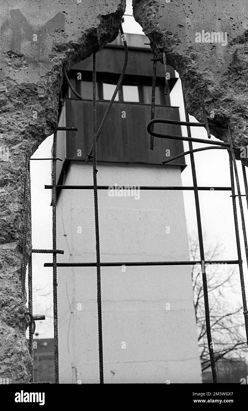 GDR, Berlino, 11. 01. 1990, torre di guardia, vista attraverso il muro Foto Stock