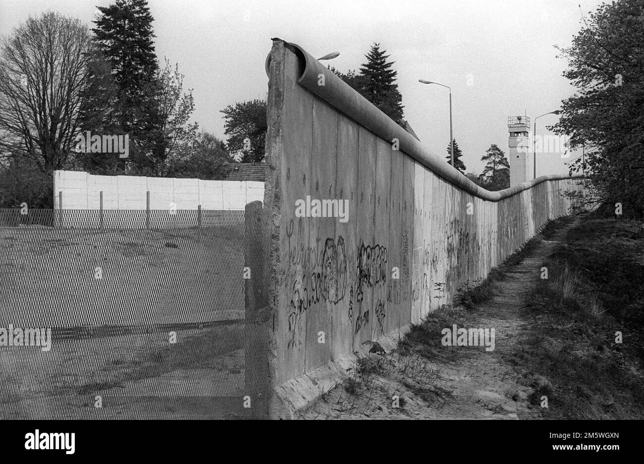 GDR, Berlino, 22, 04. 1990, fascia di confine tra le mura, muro vicino a Glienicke, torre di guardia Foto Stock