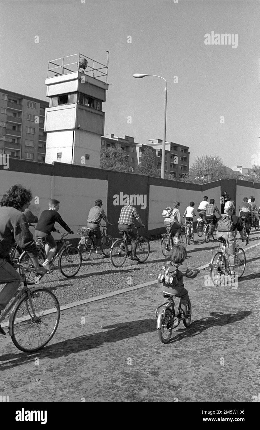 GDR, Berlino, 01. 04. 1990, dimostrazione in bicicletta dal Municipio Rosso a Falkplatz, torre di guardia Bernauer Strasse, Ackerstrasse Foto Stock