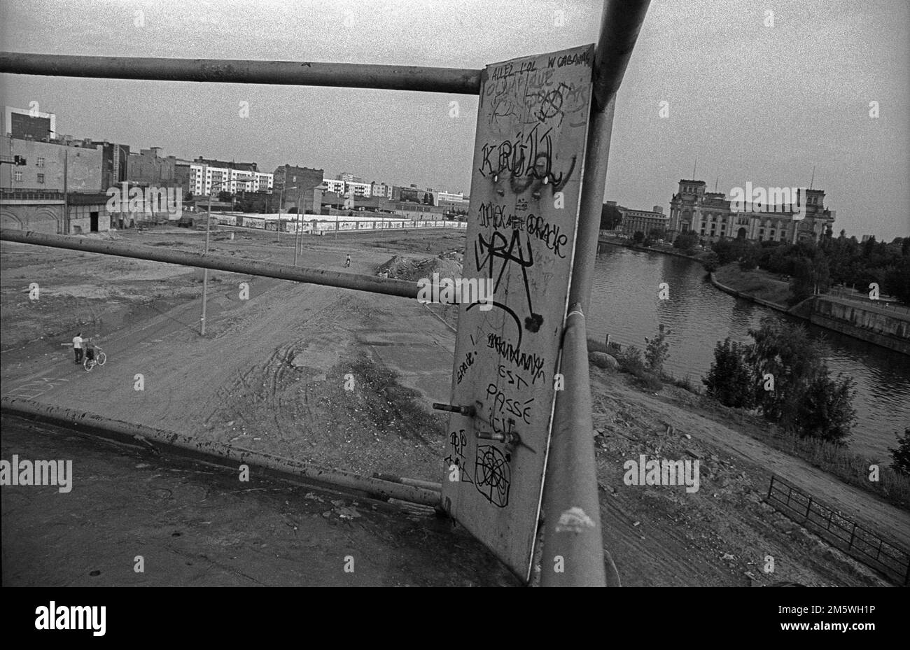 GDR, Berlino, 01. 08. 1990, Spreebogen, Muro striscia sulla riva della Sprea di fronte al Reichstag, vista dalla torre di guardia Foto Stock