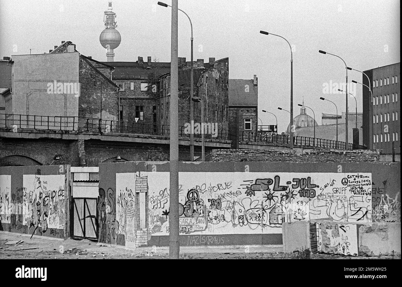 GDR, Berlino, 01. 08. 1990, Muro allo Spreebogen, torre di guardia, linea ferroviaria Foto Stock