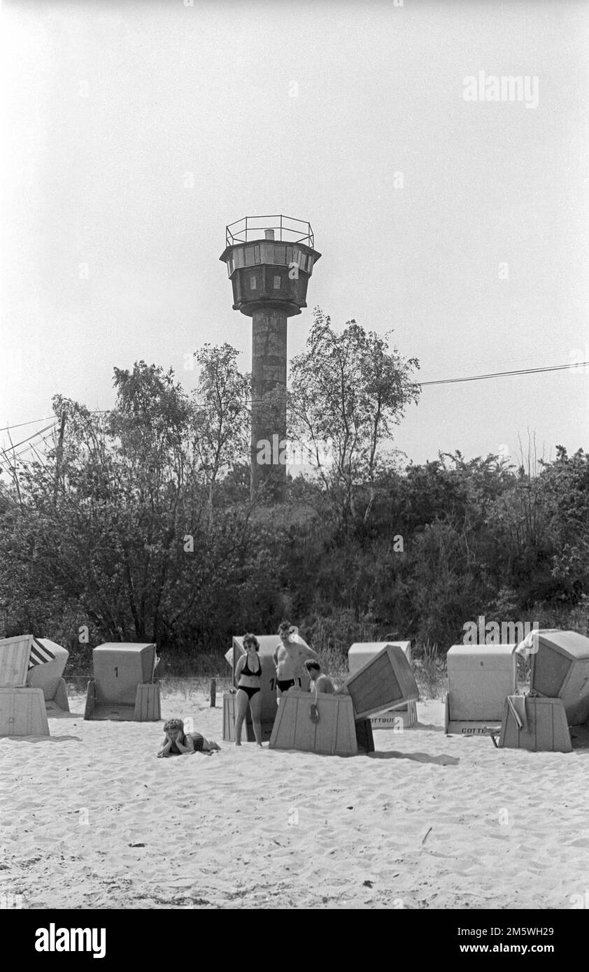 GDR, Zempin, 03. 06. 1990, località Baltica Zempin, isola di Usedom, torre di guardia sulla spiaggia, sedie a sdraio, bagnanti Foto Stock