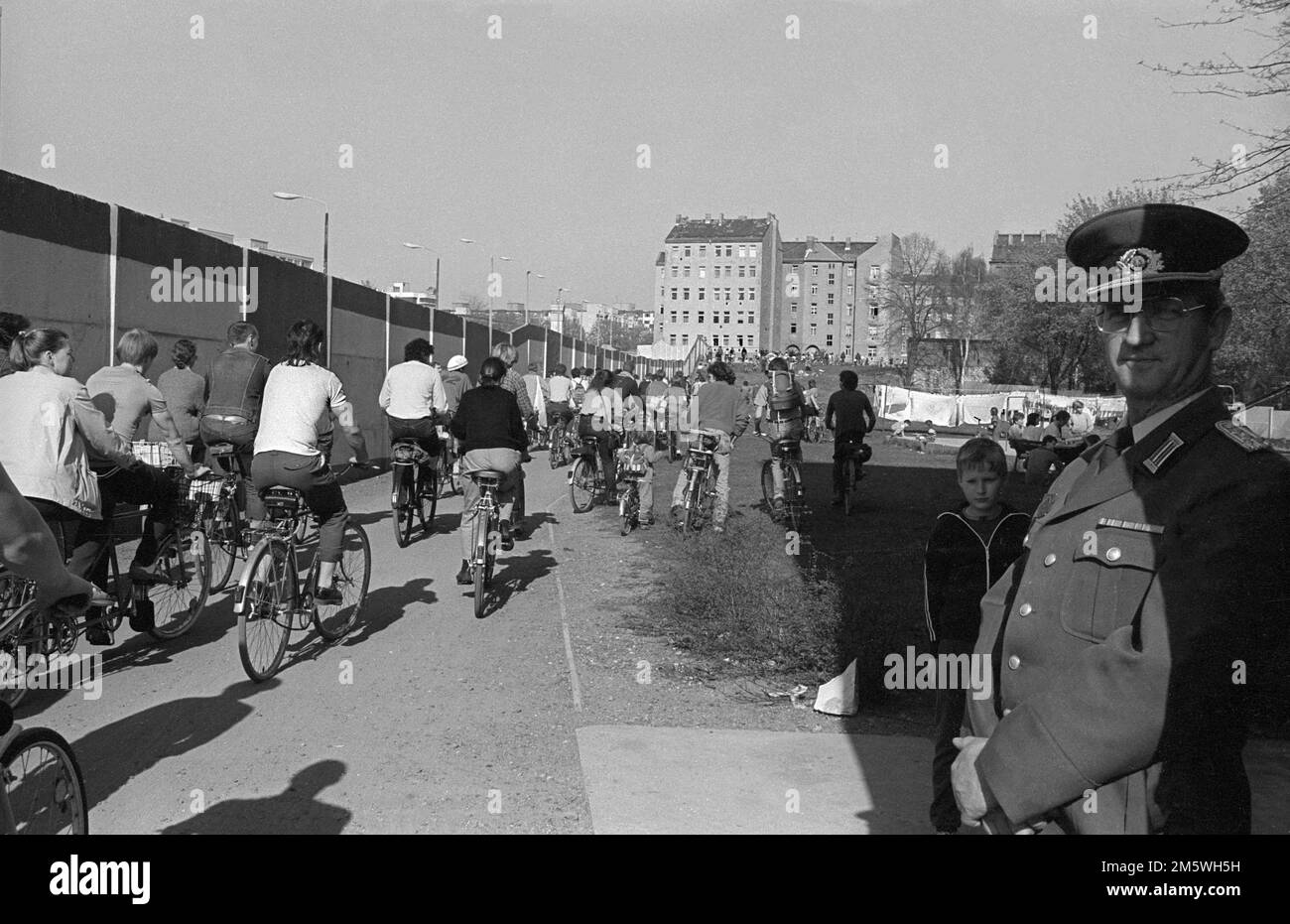 GDR, Berlino, 01. 04. 1990, dimostrazione in bicicletta dal Municipio Rosso a Falkplatz, addetto alla polizia del popolo, Bernauer Strasse, Ackerstrasse Foto Stock