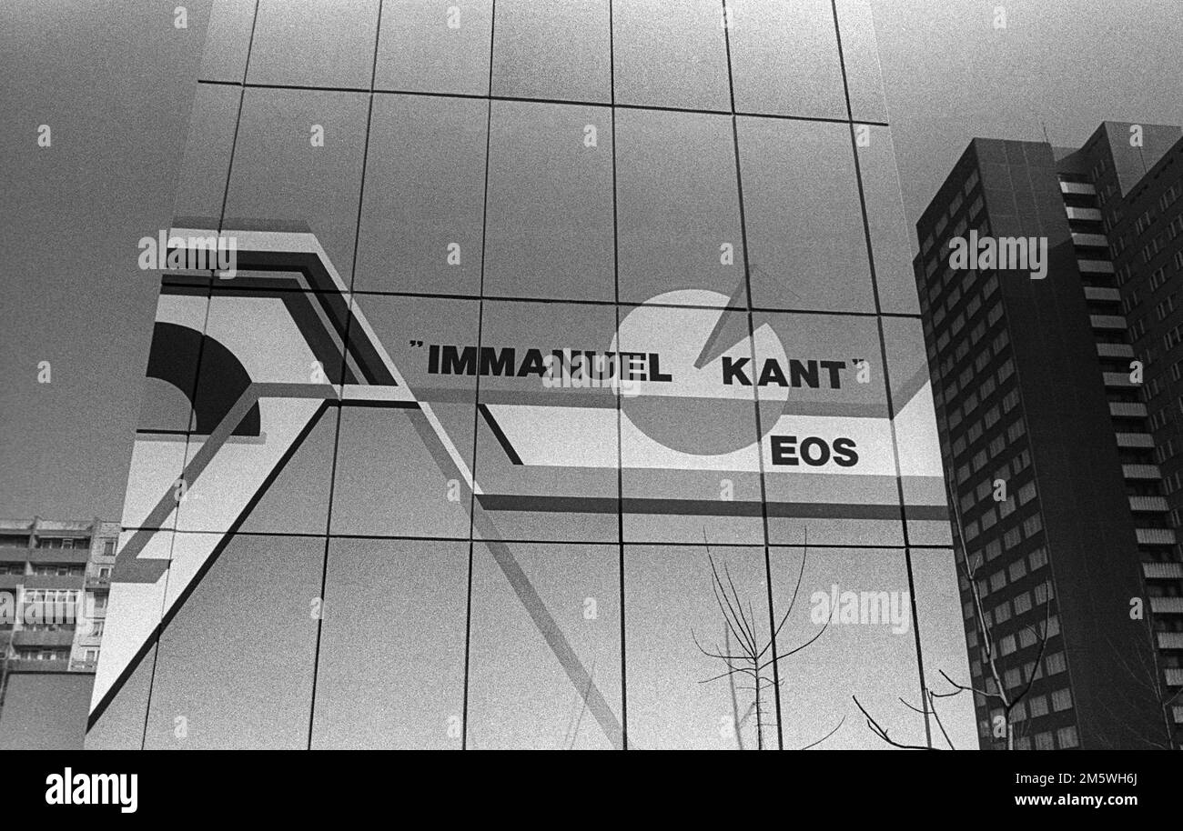 GDR, Berlino, 02. 02. 1989, timpano progettato dall'artista Robert Rehfeldt, Lichtenberg, Immanuel Kant EOS Foto Stock
