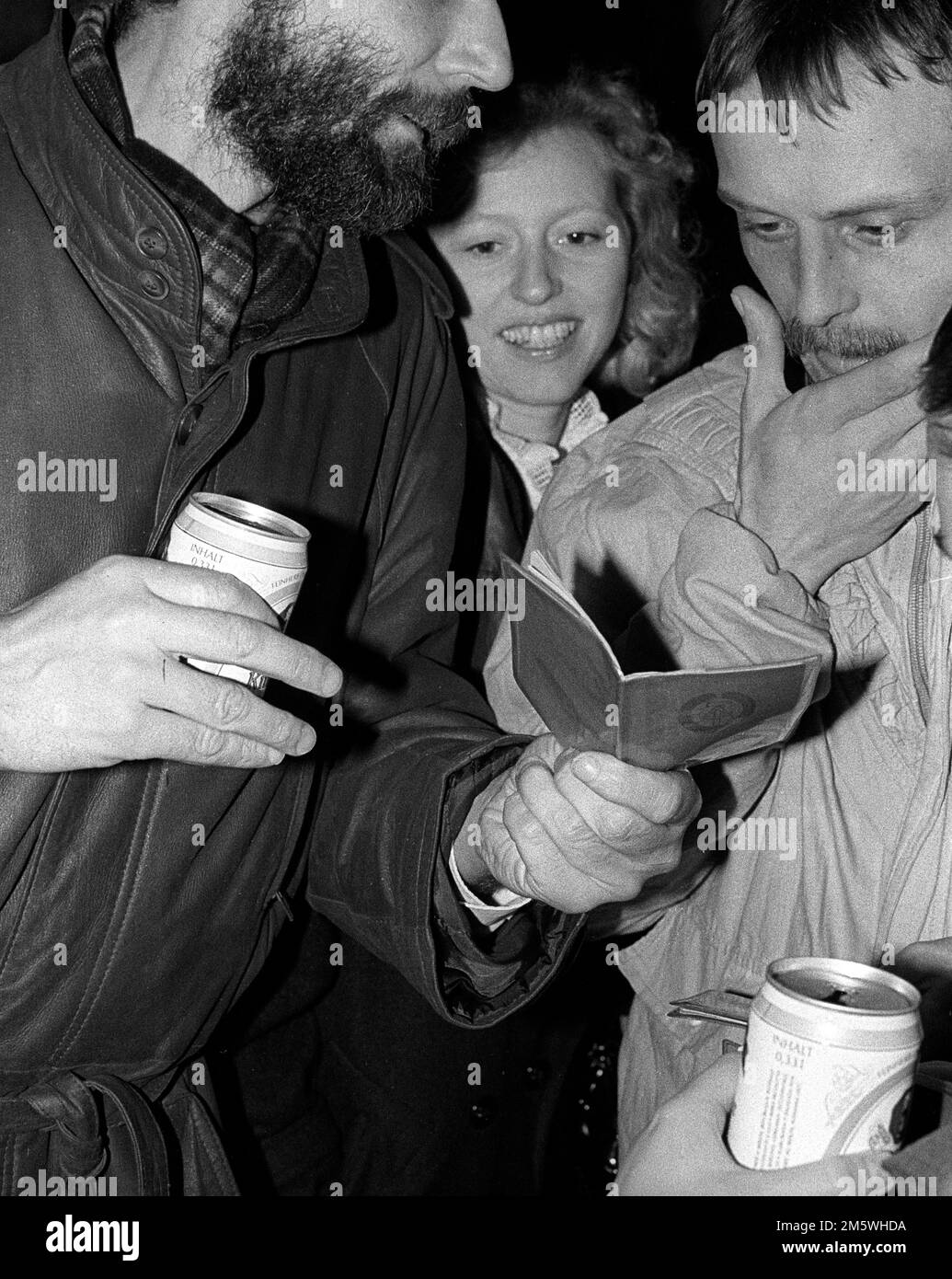 GDR, Berlino, 09. 11. 1989, apertura del muro di Berlino, Celebrazione su KuDamm (Kurfuerstendamm), il cittadino della RDT mostra la sua carta d'identità della RDT Foto Stock