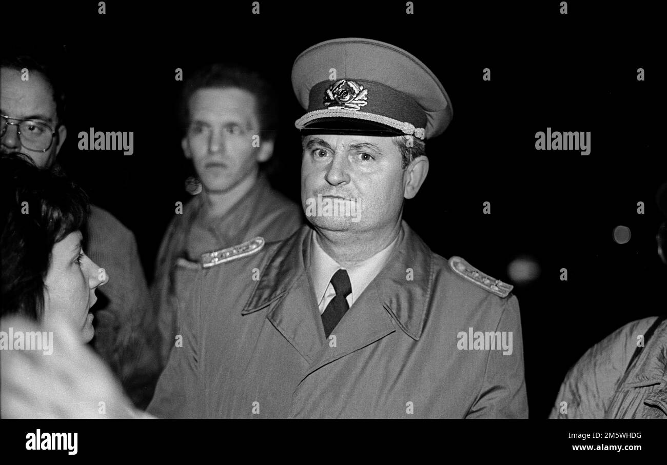 GDR, Berlino, 09. 11. 1989, apertura del muro di Berlino, valico di frontiera di Bornholmer Strasse, Boesebruecke, RDT cittadini che affluiscono in Occidente, frontiera Foto Stock