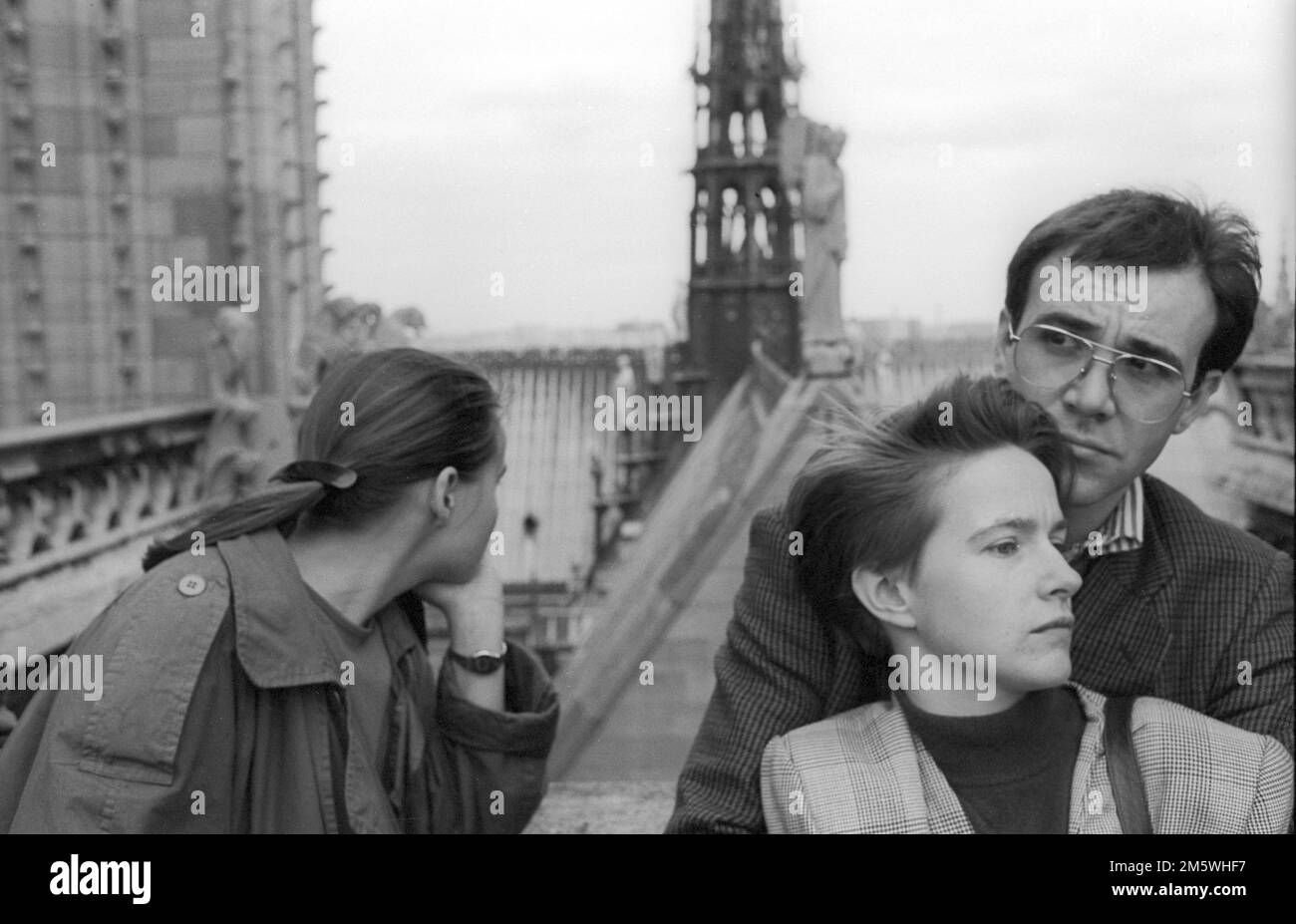 Francia, Parigi, 24. 03. 1990, coppia di fronte alle torri di Notre-Dame Foto Stock