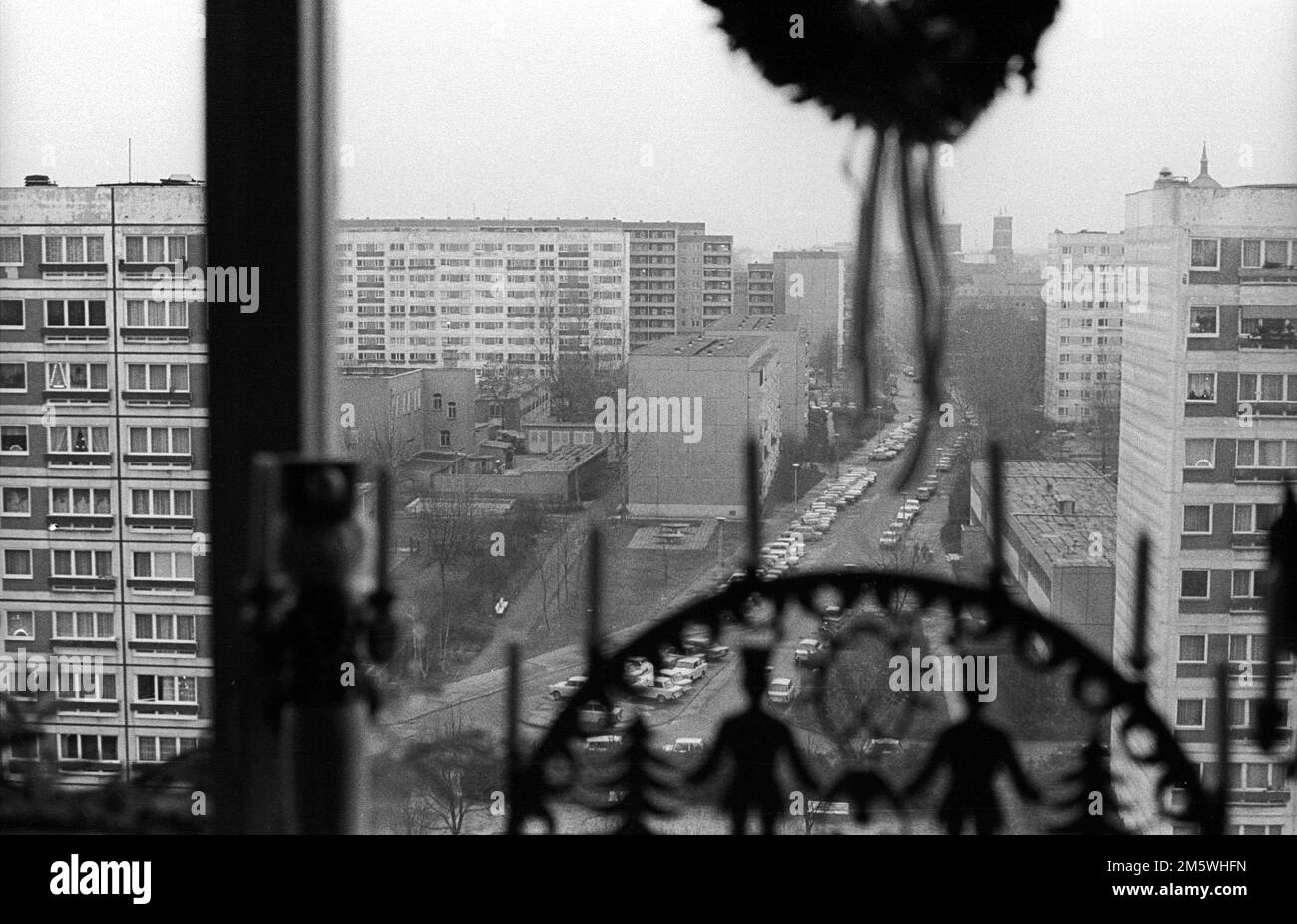 GDR, Berlino, 24. 12. 1989, Natale, arco di candela nella finestra, nutcracker (edificio prefabbricato a Heinrich-Heine-Straße) Foto Stock
