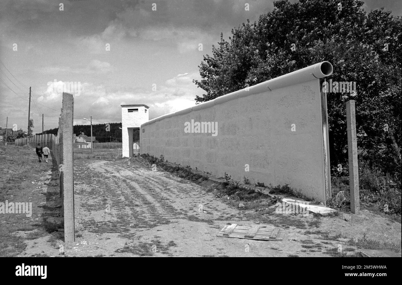Germania, Moedlareuth, 18. 08. 1991, muro con torre di guardia, nell'ex villaggio di confine di Moedlareuth in Turingia, il villaggio era diviso da un muro Foto Stock