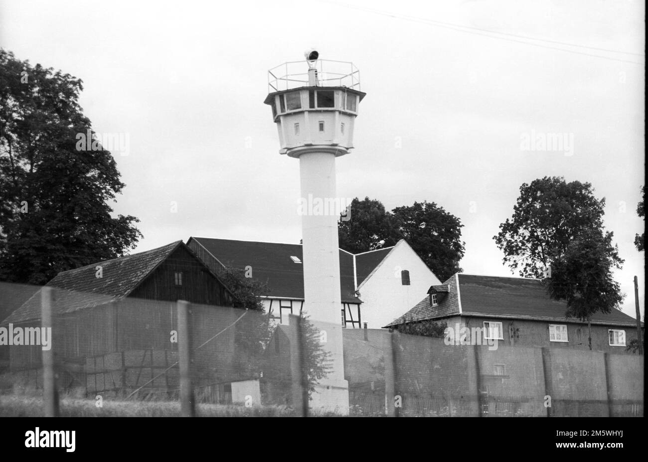 Germania, Moedlareuth, 18. 08. 1991, torre di guardia, recinzione metallica, nell'ex villaggio di confine di Moedlareuth in Turingia, il villaggio è stato diviso da un Foto Stock