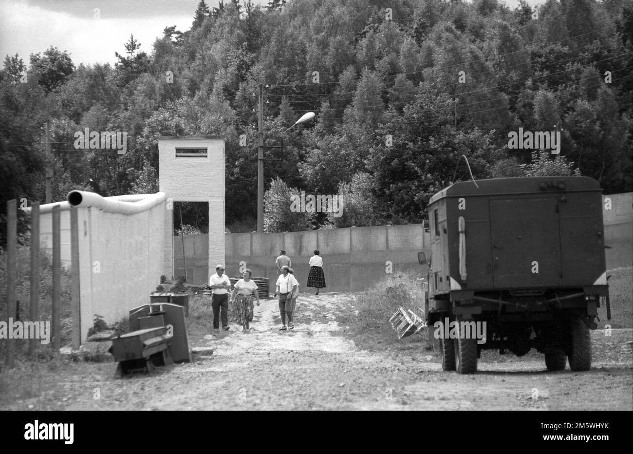 Germania, Moedlareuth, 18. 08. 1991, torre di guardia, muro, veicolo militare, nel villaggio di confine di Moedlareuth in Turingia, il villaggio è stato diviso Foto Stock