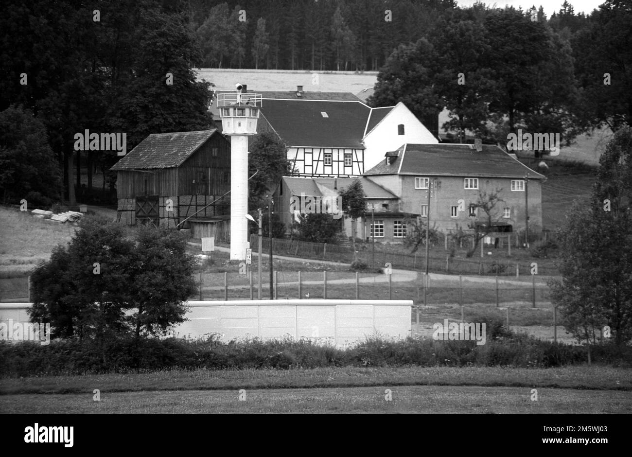 Germania, Moedlareuth, 18. 08. 1991, torre di guardia, muro, edifici residenziali, nell'ex villaggio di confine di Moedlareuth in Turingia, il villaggio Foto Stock