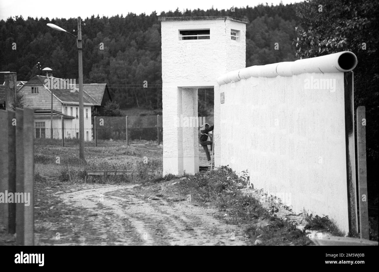 Germania, Moedlareuth, 18. 08. 1991, torre di guardia, muro, nel vecchio villaggio di confine Moedlareuth in Turingia, il villaggio è stato diviso da un muro durante Foto Stock