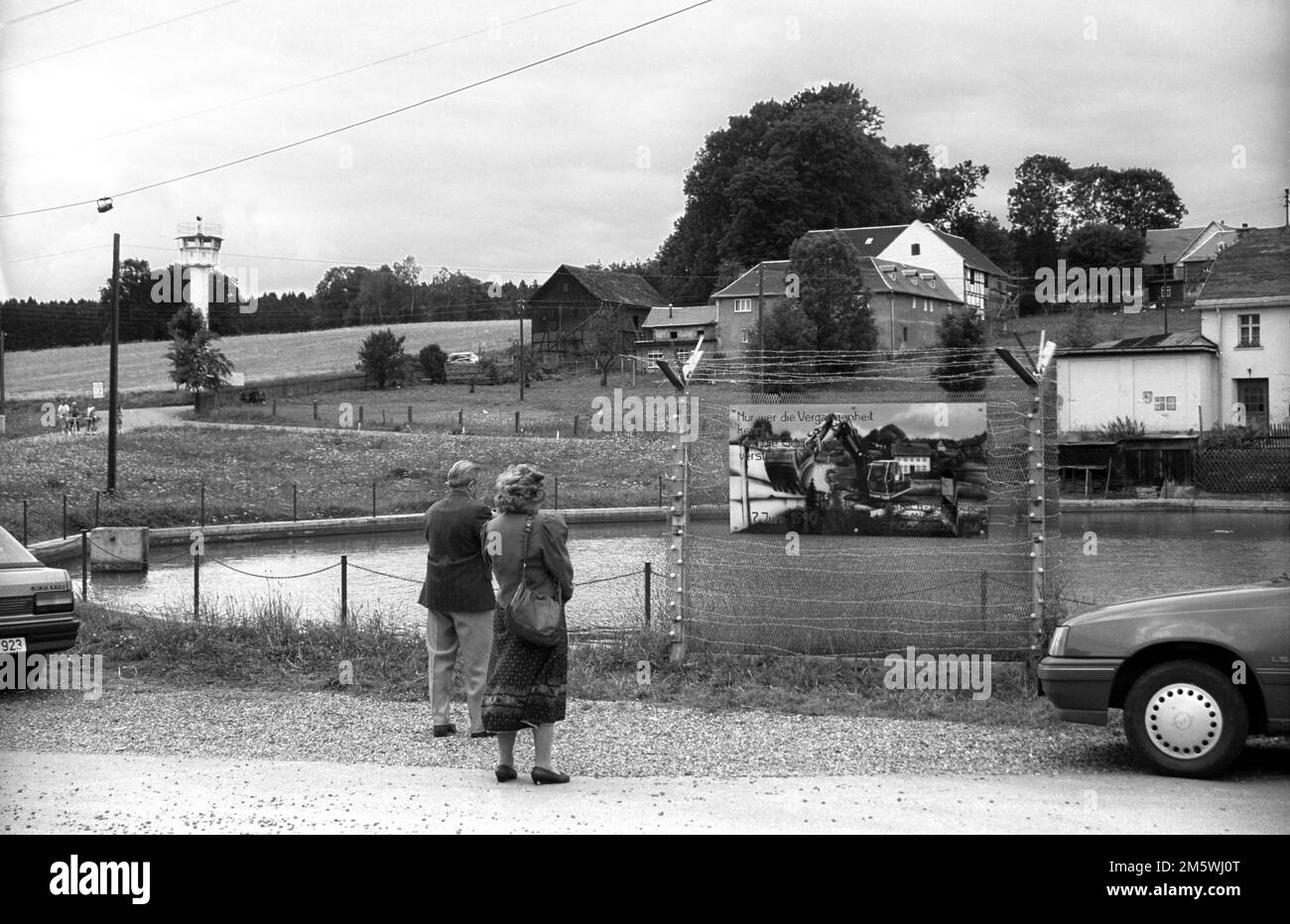 Germania, Moedlareuth, 18. 08. 1991, filo spinato con foto (torre di guardia), nell'ex villaggio di confine di Moedlareuth in Turingia, il villaggio era Foto Stock